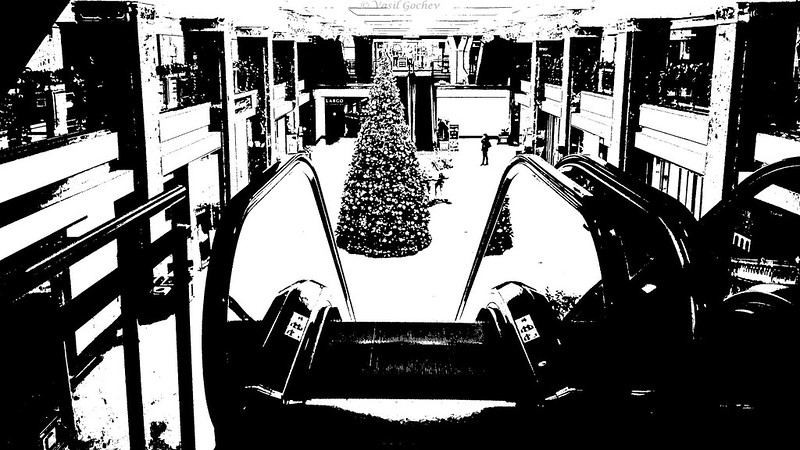 Christmas tree at shop in black and white<br/>© <a href="https://flickr.com/people/90218249@N08" target="_blank" rel="nofollow">90218249@N08</a> (<a href="https://flickr.com/photo.gne?id=25840574118" target="_blank" rel="nofollow">Flickr</a>)