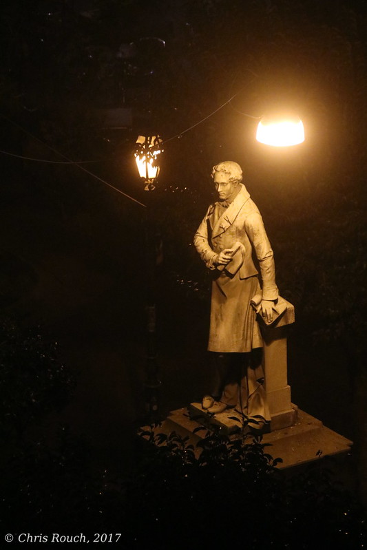 Statue at night<br/>© <a href="https://flickr.com/people/26477444@N00" target="_blank" rel="nofollow">26477444@N00</a> (<a href="https://flickr.com/photo.gne?id=27405248749" target="_blank" rel="nofollow">Flickr</a>)