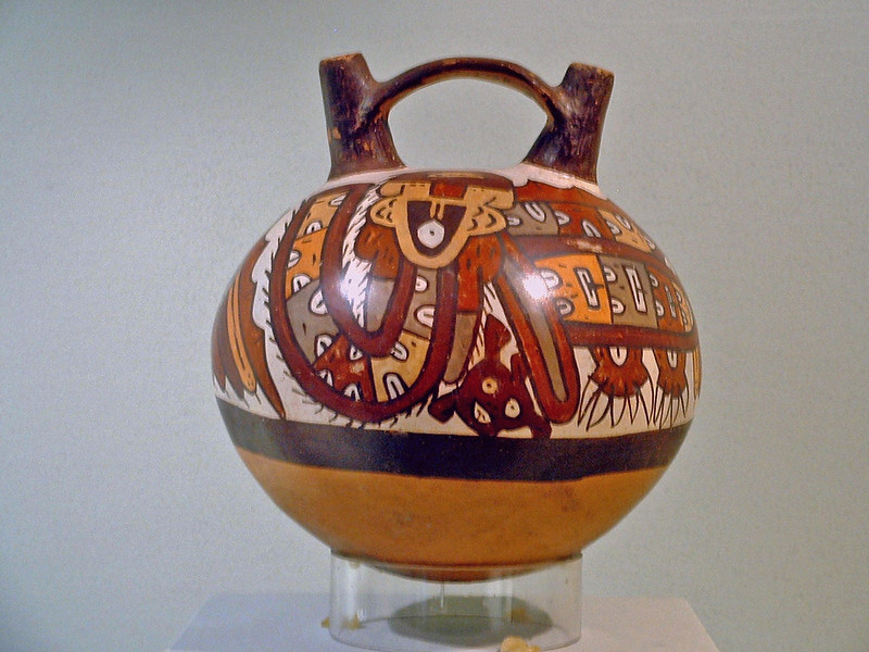Pérou, Lima, poterie Péruvienne de Nazca au Musée National<br/>© <a href="https://flickr.com/people/20800336@N08" target="_blank" rel="nofollow">20800336@N08</a> (<a href="https://flickr.com/photo.gne?id=40163629841" target="_blank" rel="nofollow">Flickr</a>)