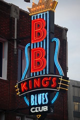 Anglų lietuvių žodynas. Žodis b. b. king reiškia b. b. karalius lietuviškai.