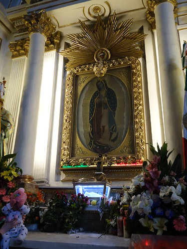 "Notre-Dame de Guadalupe", autrement appelée "la vierge de Guadalupe", quelles différences constatez-vous avec les portraits de la vierge Marie ?