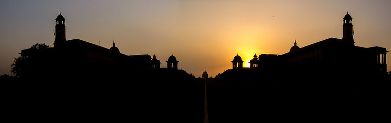 Rashtrapati Bhavan @ Sunset<br/>© <a href="https://flickr.com/people/106526617@N08" target="_blank" rel="nofollow">106526617@N08</a> (<a href="https://flickr.com/photo.gne?id=25077450407" target="_blank" rel="nofollow">Flickr</a>)