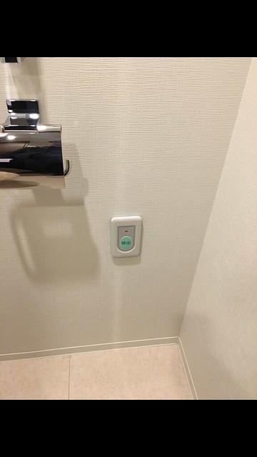 トイレには、非常用呼び出しボタンがあり、...