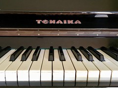 Anglų lietuvių žodynas. Žodis piano1 reiškia pianinas (t. p. upright piano); fortepijonas, rojalis (t. p. grand piano) lietuviškai.