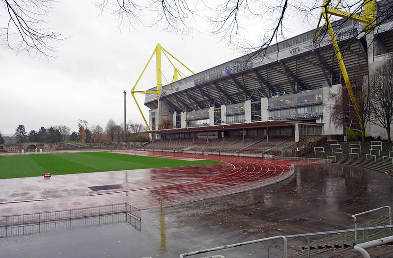 2017-11-23 11-27 Ruhrgebiet 234 Dortmund, Signal Iduna Park, Stadion Rote Erde<br/>© <a href="https://flickr.com/people/28577026@N02" target="_blank" rel="nofollow">28577026@N02</a> (<a href="https://flickr.com/photo.gne?id=25094346638" target="_blank" rel="nofollow">Flickr</a>)