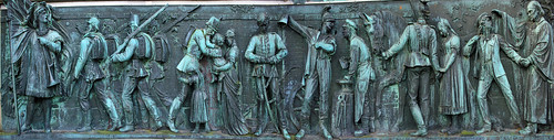 Kriegerdenkmal Schlosspark - Relief rechts • <a style="font-size:0.8em;" href="http://www.flickr.com/photos/69570948@N04/28375278899/" target="_blank">Auf Flickr ansehen</a>