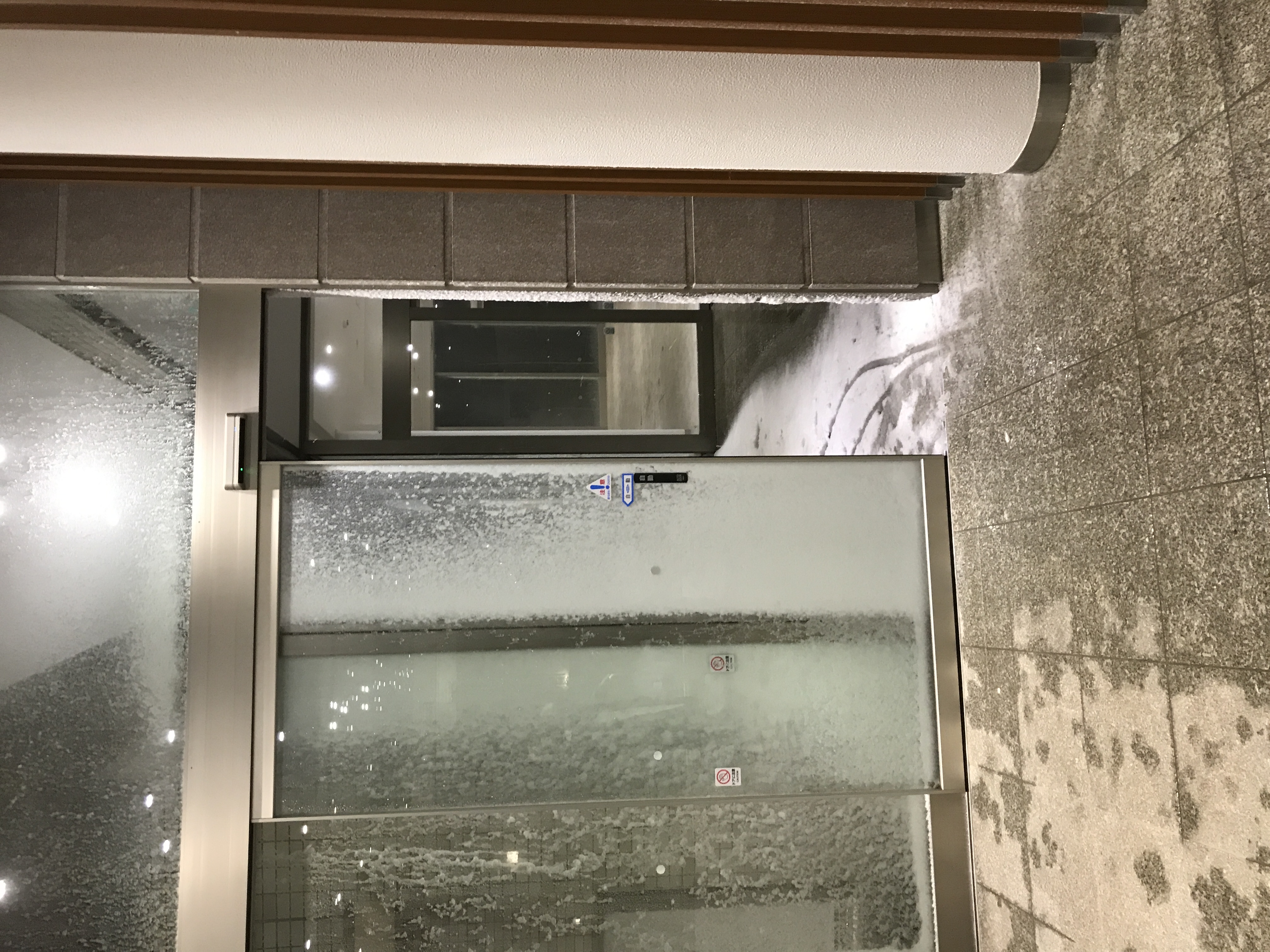 一階のフロントのエレベーター広場に雪積も...