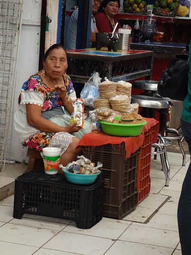 Une vendeuse de tostada (tortilla de maïs frîtes) en habits traditionnels.