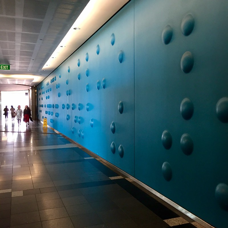 Blue wall in PWC Building<br/>© <a href="https://flickr.com/people/7272097@N08" target="_blank" rel="nofollow">7272097@N08</a> (<a href="https://flickr.com/photo.gne?id=28085972159" target="_blank" rel="nofollow">Flickr</a>)