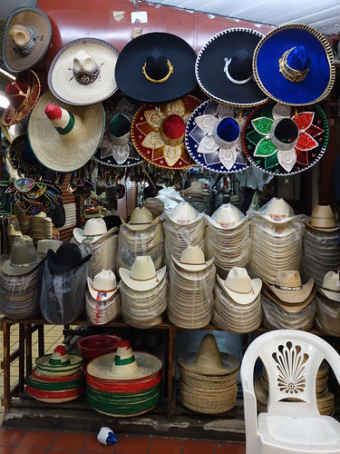 Les chapeaux de mariachi dans un des marchés de la ville