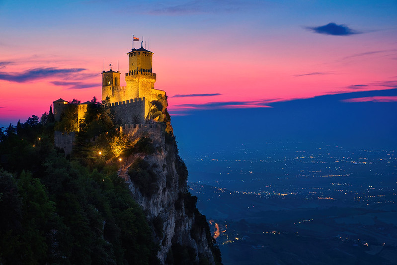 San Marino & Sunset<br/>© <a href="https://flickr.com/people/60342453@N06" target="_blank" rel="nofollow">60342453@N06</a> (<a href="https://flickr.com/photo.gne?id=24647746877" target="_blank" rel="nofollow">Flickr</a>)