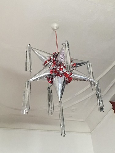 Une piñata de Noel (une étoile à 7 branches qui représente les 7 pêchés capitaux)
