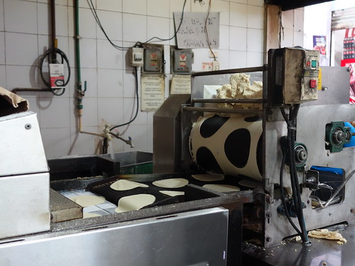 Une autre machine préparant des tortillas réalisées avec une farine de maïs.