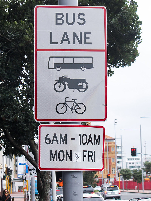 Bus lane - Auckland, NZ<br/>© <a href="https://flickr.com/people/13722680@N08" target="_blank" rel="nofollow">13722680@N08</a> (<a href="https://flickr.com/photo.gne?id=39115768315" target="_blank" rel="nofollow">Flickr</a>)