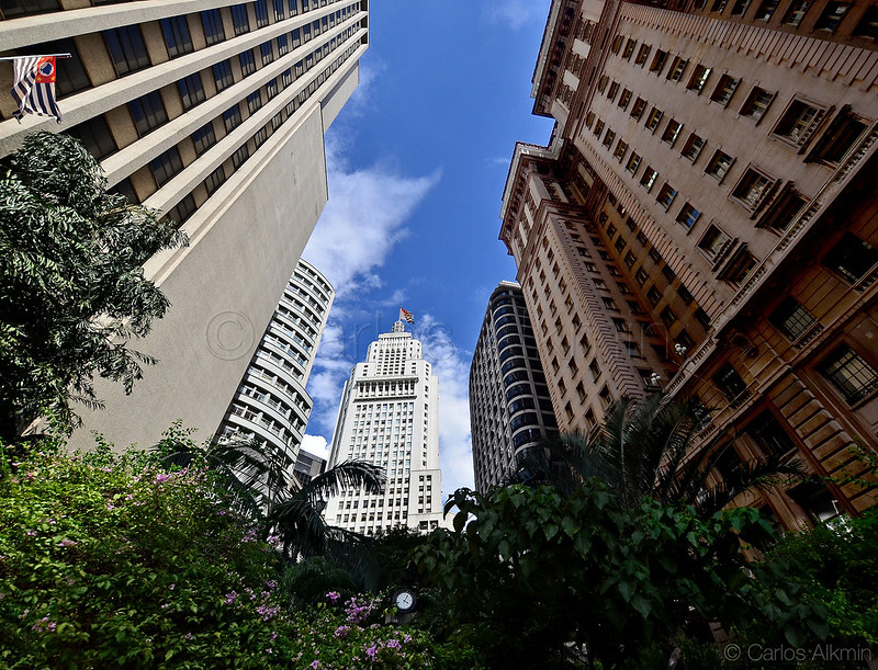 Classic view of Sao Paulo Downtown Main Skyscrapers<br/>© <a href="https://flickr.com/people/98652059@N00" target="_blank" rel="nofollow">98652059@N00</a> (<a href="https://flickr.com/photo.gne?id=40403074711" target="_blank" rel="nofollow">Flickr</a>)