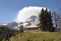 Anglų lietuvių žodynas. Žodis cloud-capped reiškia a debesų uždengtas/užklotas (apie kalnų viršūnes) lietuviškai.