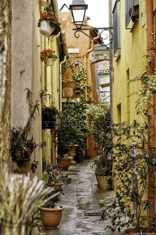 Street in the city of Menton - Frenchriviera<br/>© <a href="https://flickr.com/people/66644631@N05" target="_blank" rel="nofollow">66644631@N05</a> (<a href="https://flickr.com/photo.gne?id=25697930647" target="_blank" rel="nofollow">Flickr</a>)