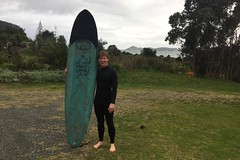 Surfin in NZ. Der Strand ist 5 Minuten vor der Haustür.