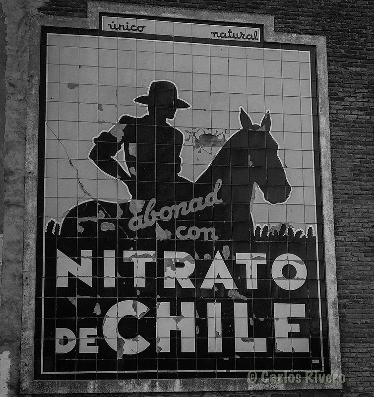 Mosaico publicitario del Nitrato de Chile.  (primer tercio del SXX)<br/>© <a href="https://flickr.com/people/72117290@N04" target="_blank" rel="nofollow">72117290@N04</a> (<a href="https://flickr.com/photo.gne?id=40855559602" target="_blank" rel="nofollow">Flickr</a>)