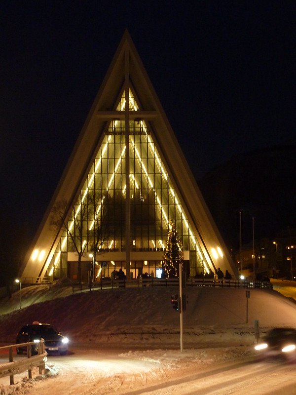 Tromsø - the arctic cathedral<br/>© <a href="https://flickr.com/people/9228922@N03" target="_blank" rel="nofollow">9228922@N03</a> (<a href="https://flickr.com/photo.gne?id=45682210825" target="_blank" rel="nofollow">Flickr</a>)