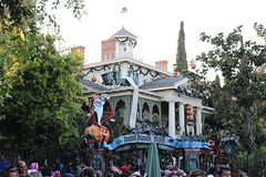 Haunted Mansion Holiday • <a style="font-size:0.8em;" href="http://www.flickr.com/photos/28558260@N04/31103414857/" target="_blank">View on Flickr</a>