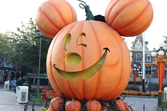 Giant Mickey Pumpkin • <a style="font-size:0.8em;" href="http://www.flickr.com/photos/28558260@N04/44923577935/" target="_blank">View on Flickr</a>