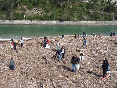 Voluntarios de Greenpeace recogen los plásticos en la playa/JLM Pandiello • <a style="font-size:0.8em;" href="http://www.flickr.com/photos/85451274@N03/47410938201/" target="_blank">View on Flickr</a>