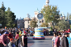 Luxo Jr. - Pixar Play Parade Disneyland • <a style="font-size:0.8em;" href="http://www.flickr.com/photos/28558260@N04/31103013027/" target="_blank">View on Flickr</a>