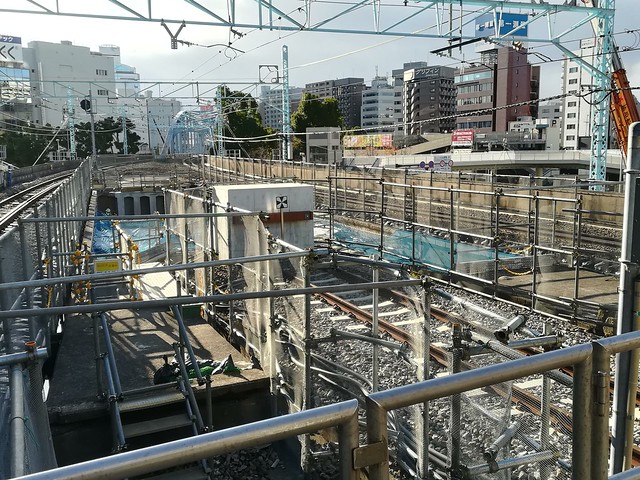 桜木町駅のホーム南端、新改札の工事してま...