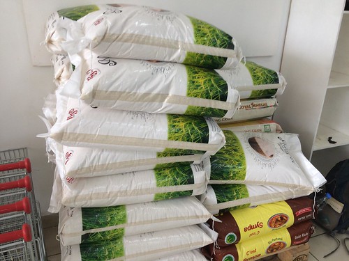 Le riz est l'aliment de base au Sénégal. On peut acheter des énormes sacs de riz au supermarché.