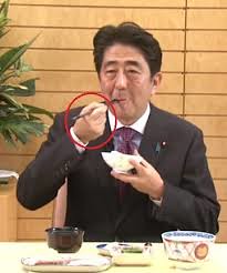 日本の食文化をべちゃくちゃ話す割には、箸...