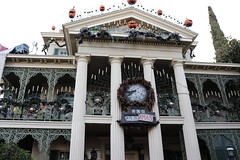 Haunted Mansion Holiday • <a style="font-size:0.8em;" href="http://www.flickr.com/photos/28558260@N04/32171568108/" target="_blank">View on Flickr</a>