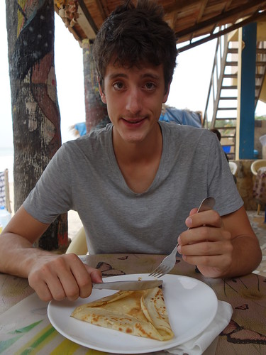 On trouve aussi des crêpes au Sénégal, et Guillaume en a même dégusté une pour le goûter !