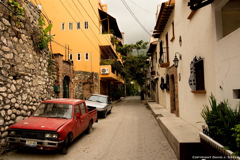 Cars and Houses on Cuauhtemoc<br/>© <a href="https://flickr.com/people/96449403@N00" target="_blank" rel="nofollow">96449403@N00</a> (<a href="https://flickr.com/photo.gne?id=46128411804" target="_blank" rel="nofollow">Flickr</a>)