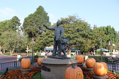 The Partners Statue at Halloween Time • <a style="font-size:0.8em;" href="http://www.flickr.com/photos/28558260@N04/30896733867/" target="_blank">View on Flickr</a>