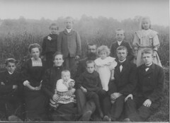 Amalie og Peder Sørum med familie (1908)