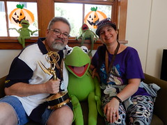 Tracey, Scott and Kermit with an Emmy • <a style="font-size:0.8em;" href="http://www.flickr.com/photos/28558260@N04/31932426538/" target="_blank">View on Flickr</a>