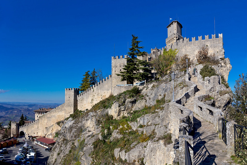 Panorama of the fortress of Guaita, Monte Titano. Панорама крепости Гуаита, Монте Титано.<br/>© <a href="https://flickr.com/people/153314440@N07" target="_blank" rel="nofollow">153314440@N07</a> (<a href="https://flickr.com/photo.gne?id=45519552055" target="_blank" rel="nofollow">Flickr</a>)