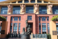 Disney Legend Statue and Team Disney Building • <a style="font-size:0.8em;" href="http://www.flickr.com/photos/28558260@N04/31961774998/" target="_blank">View on Flickr</a>