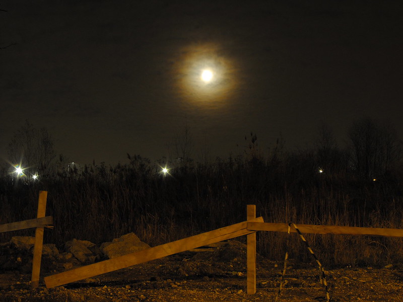 Moon over construction site<br/>© <a href="https://flickr.com/people/163773218@N08" target="_blank" rel="nofollow">163773218@N08</a> (<a href="https://flickr.com/photo.gne?id=44264468710" target="_blank" rel="nofollow">Flickr</a>)